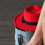 Detalii feminine în garderoba masculină – revoluția stilului