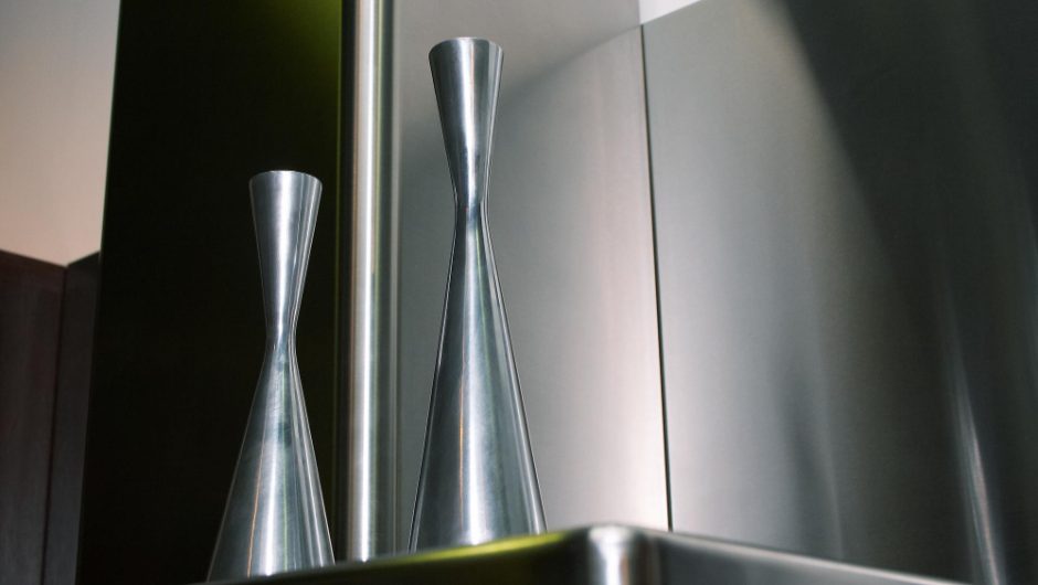 Cum să folosești accente metalice în decorul interior