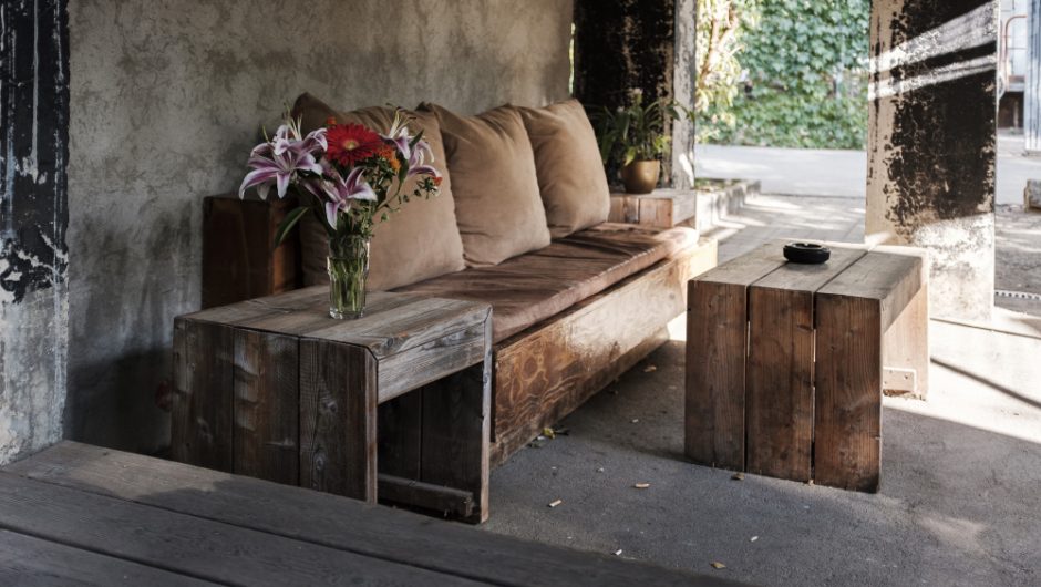 Mobilier în stil industrial cu accente rustice și moderne