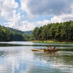 Plimbări cu barca pe lacuri alpine și râuri limpezi