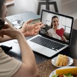 Cum să îți optimizezi conexiunea pentru videoconferințe
