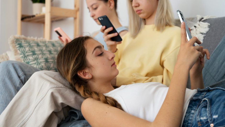 Cum îți afectează scrolling-ul excesiv percepția frumuseții