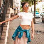 Cum să porți topurile cropped în ținute rafinate