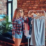 Cum să renunți la febra „fast fashion” și să-ți construiești o garderobă etică în propriul ritm