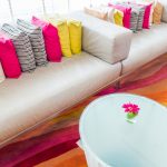 Mobilierul curbat în decor: piese care fac casa mai prietenoasă vizual