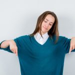 Cum să împăturești puloverele pentru a evita deformarea umerilor