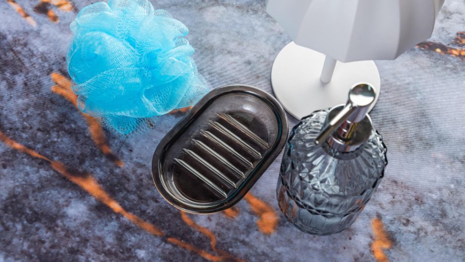 Culorile metalice arată mai bine pe zone mici decât pe întreaga pleoapă