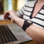 Ce diferențe există între un smartwatch premium și unul accesibil