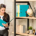 Cum să organizezi cărțile astfel încât biblioteca să fie și practică, și decorativă