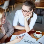 Cum gestionezi tăcerile incomode într-o conversație